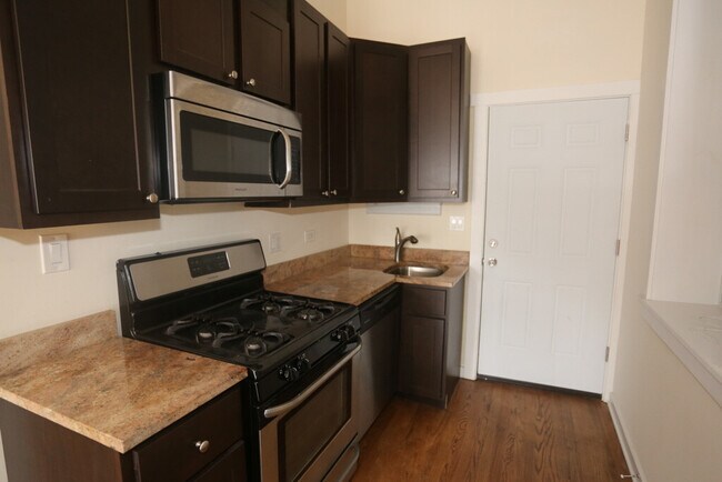 Foto del edificio - 2146 W Division St