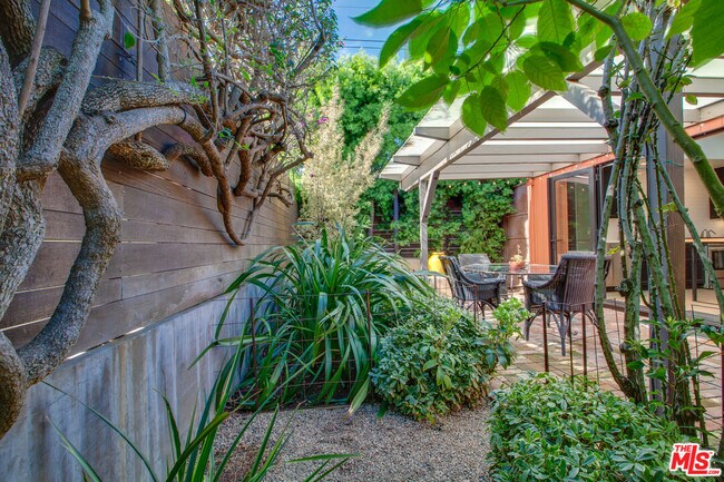 Foto del edificio - 927 1/2 Victoria Ave