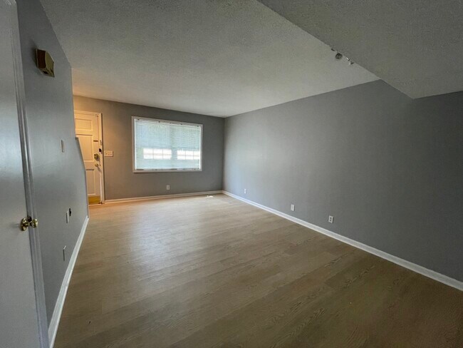 Living and dining - 1300 Larchmont Plz