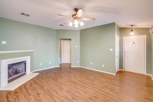 Building Photo - 15212 Sarah's Creek Dr
