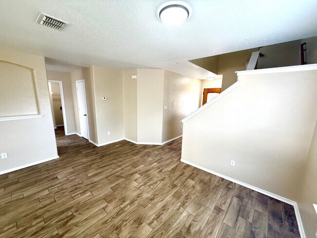 Foto del edificio - **APPLICATION RECEIVED** **MOVE IN SPECIAL** Spacious 2-Story 4 Bedroom / 2.5 Bath Home In Conver...