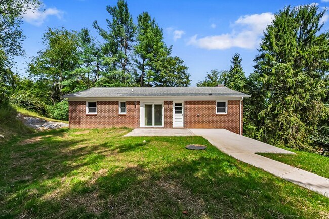 Foto del edificio - 4 bedoom 2 bath home in Blacksburg VA!