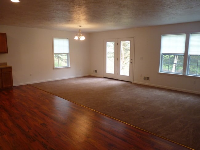 Building Photo - 724 Greenlawn Rd