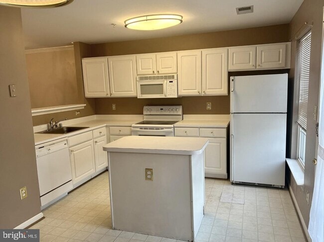 Building Photo - 1701 Fallowfield Ct