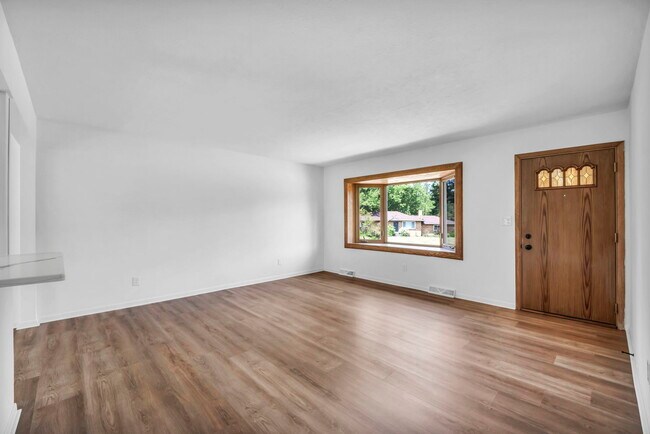 Building Photo - 248 Gladys Dr