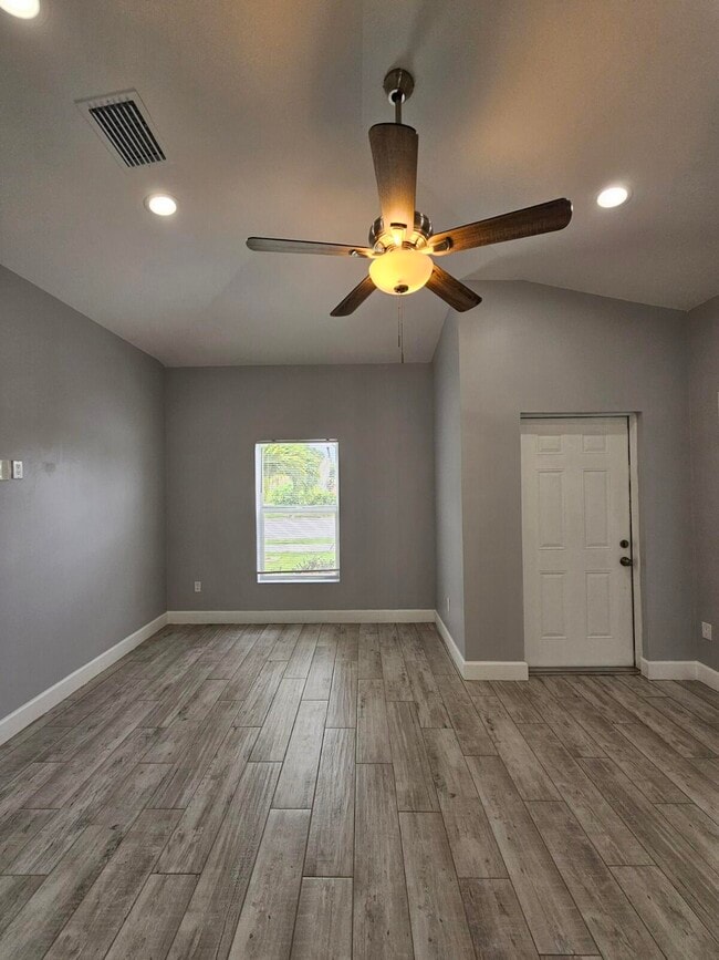 Foto del edificio - 1558 W 26th Ct