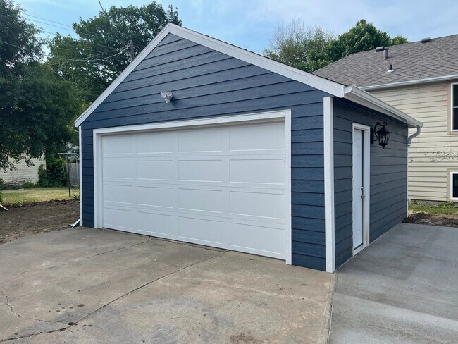 Foto del edificio - One block from USF! Huge home with 4 bedrooms! Fenced in yard