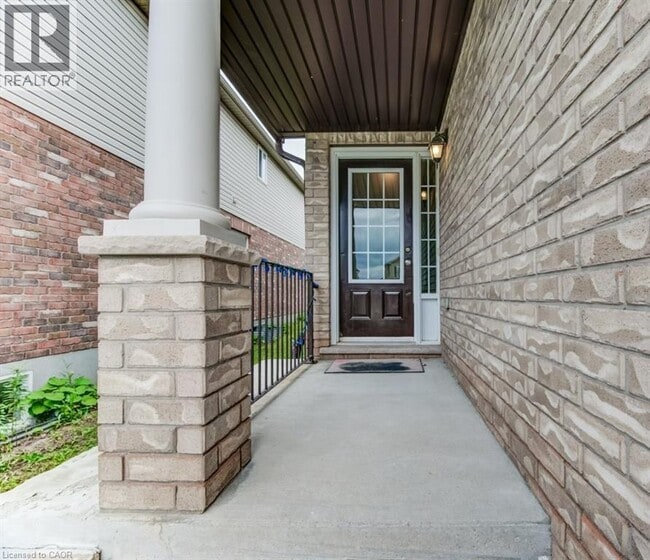 Building Photo - 404 Tealby Crescent