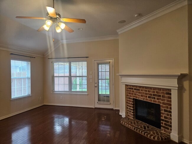 Building Photo - 8562 Robertson Dr