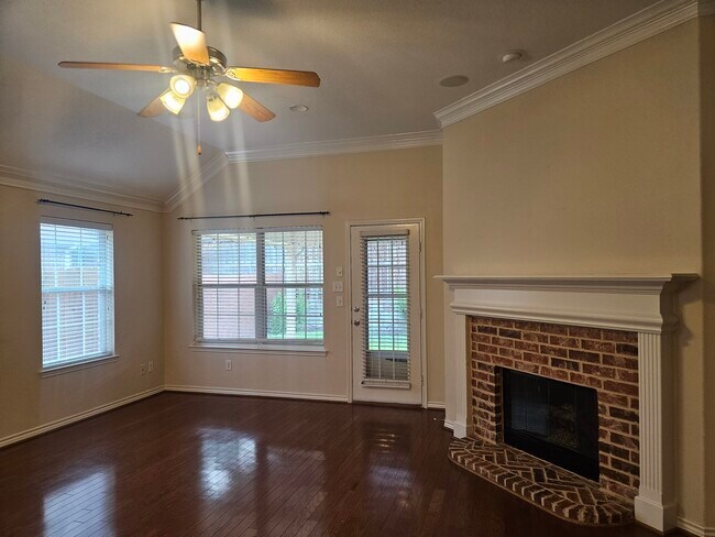 Foto del edificio - 8562 Robertson Dr