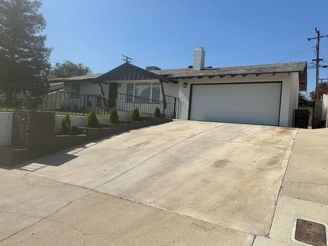 Foto del edificio - 3+2 RENOVATED W/Drive-Through Garage!