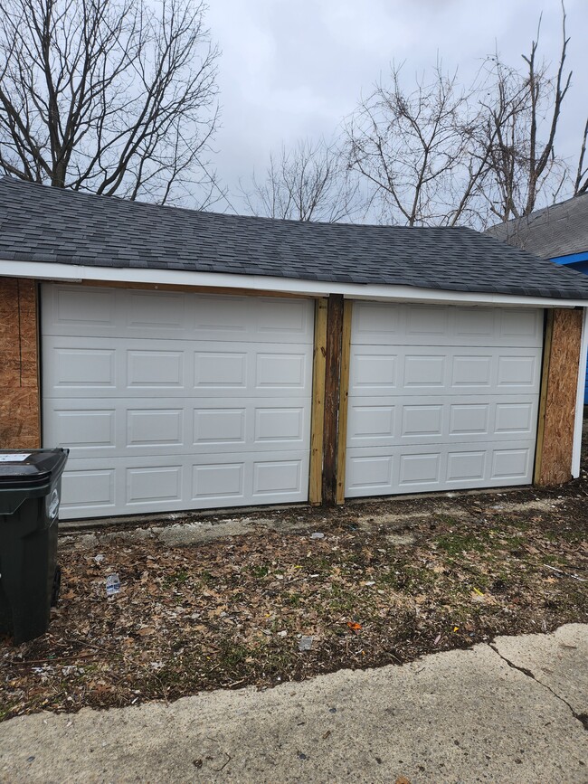 2 car garage - 858 Franklin St