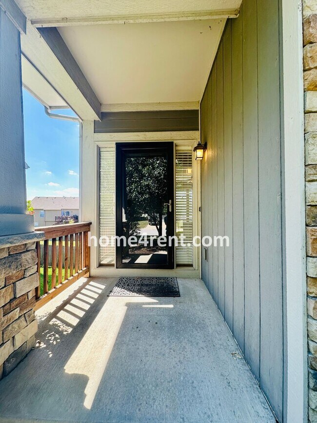 Building Photo - Gorgeous Olathe, 5 BR Home w/ Wood floors,...