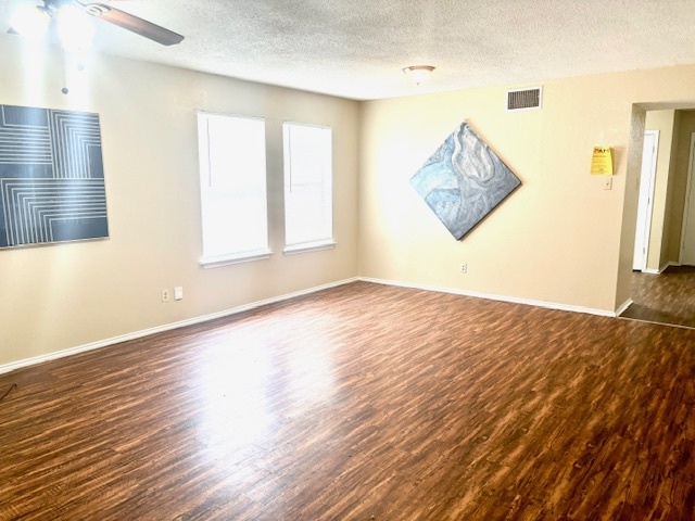Building Photo - Townhouse! 2 bedroom 2.5 bath 2 car garage!