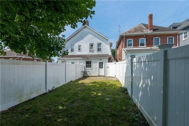 Building Photo - 915 Ridge St