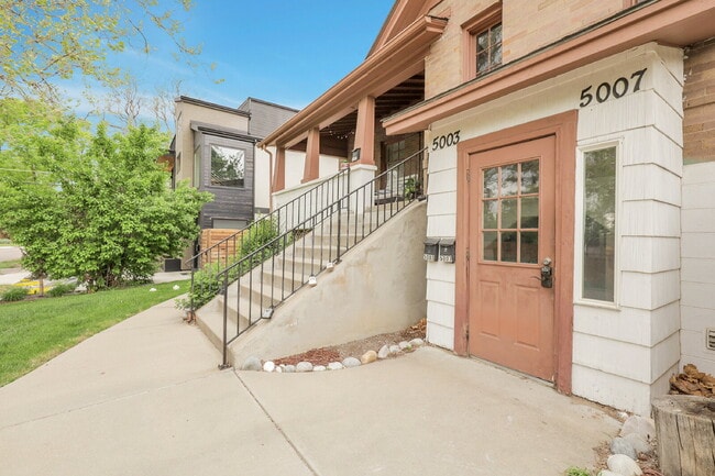 Building Photo - $1,395.00 - 2 Beds, 1 Bath, Condo in Denve...