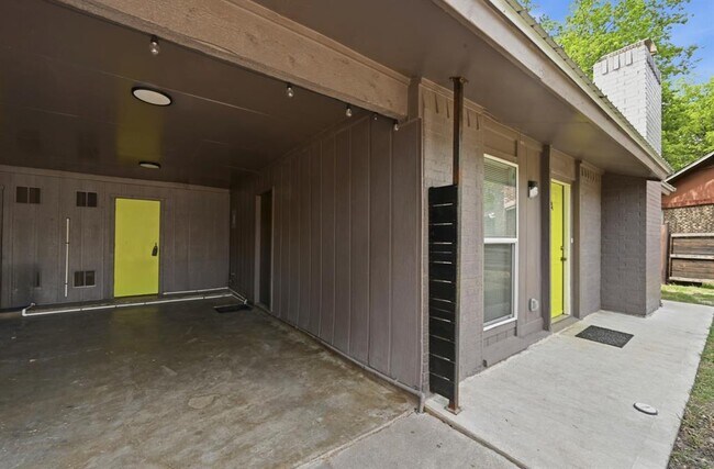Foto del edificio - 5104 Spruce Cove