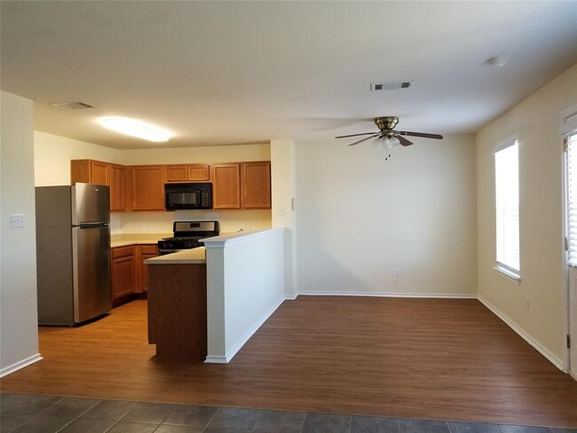 Building Photo - 1121 Shadow Creek Blvd