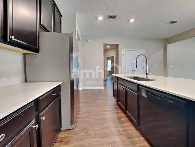 Foto del edificio - 161 Stone Arbor Ln