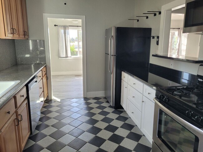 Building Photo - Cute Single Family Home
