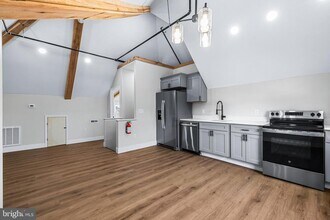 Building Photo - 320 W King St