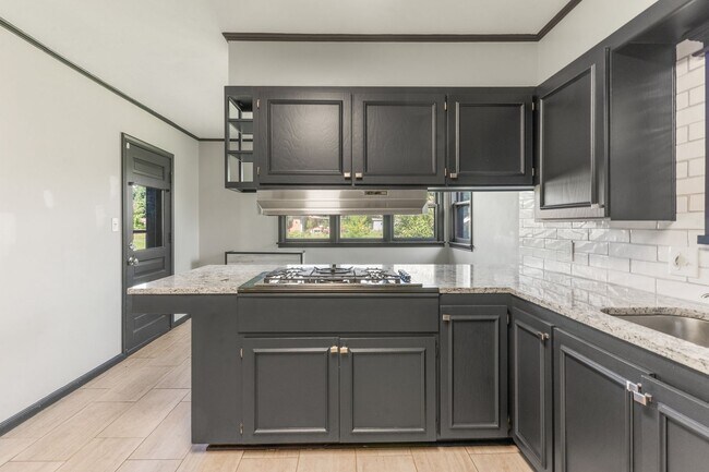 Foto del edificio - Newly renovated home with a large yard per...