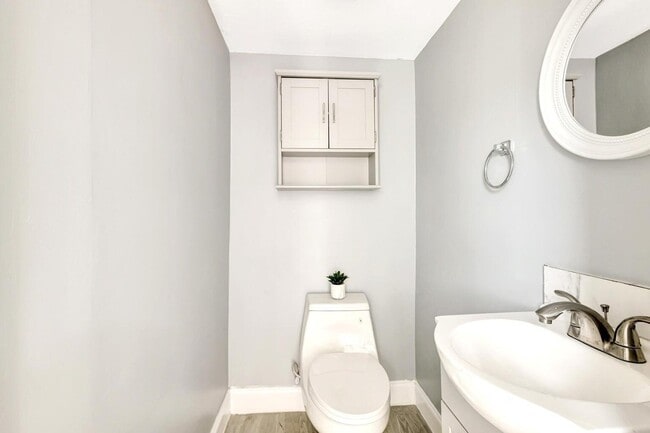 Foto del edificio - 448 Roseland Dr