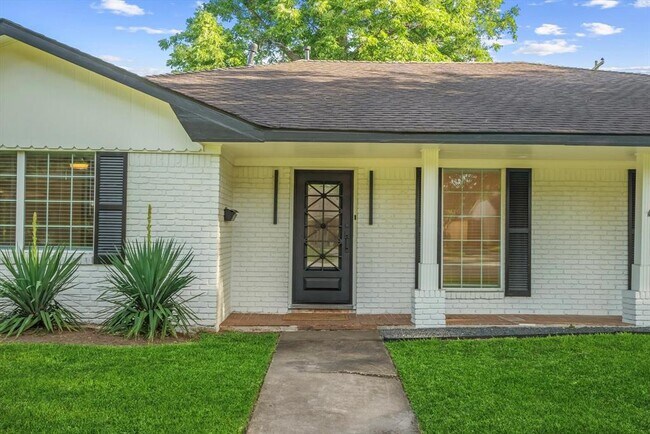 Foto del edificio - 7807 Ella Lee Ln