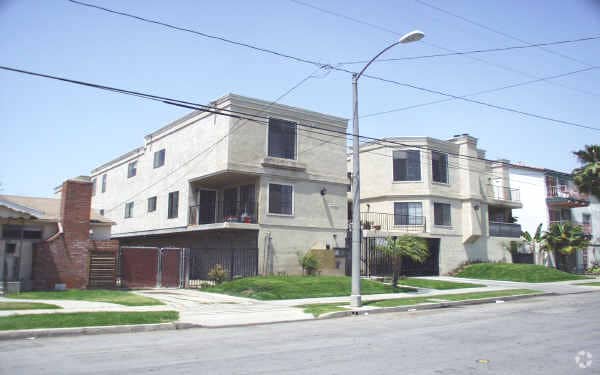 Building Photo - 1121 Roswell Ave