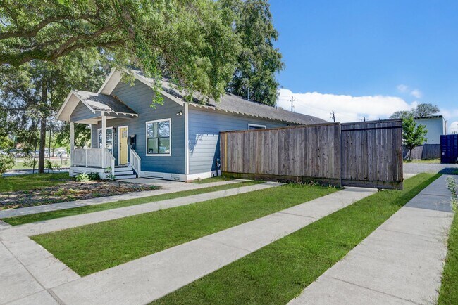Building Photo - Cozy One Bedroom in Greater Eastwood!