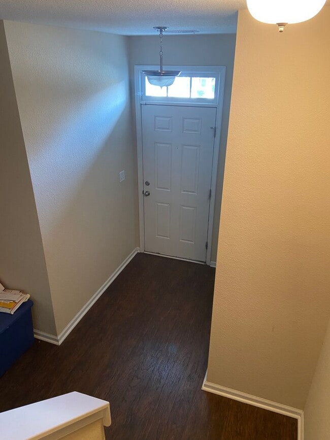 Building Photo - 4BD/3.5BA Gorgeous End Unit Townhouse with...