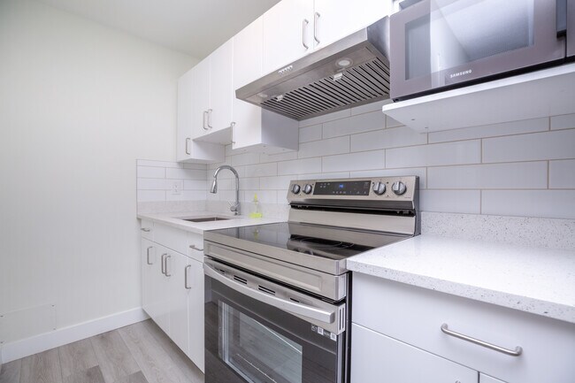 Photo du bâtiment - 11682-11224 Street - 1 St