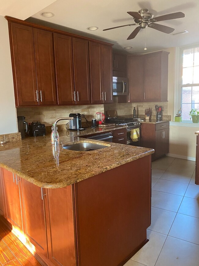 Commercial gas stove, stainless steel appliances, water filter, under-cabinet LED lighting. - 1110 Lombard St