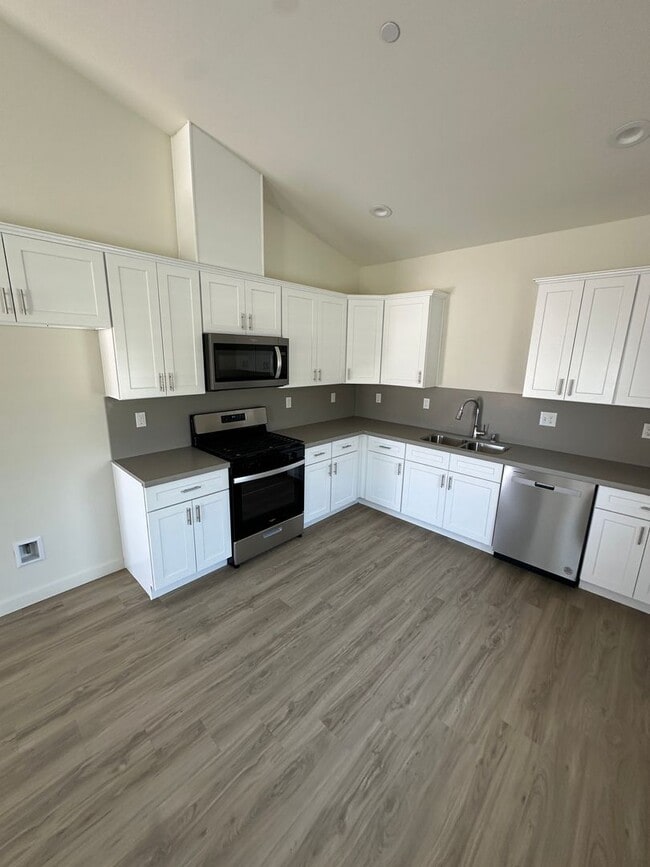 Building Photo - Spacious 5-Bedroom Townhome in Northwest B...
