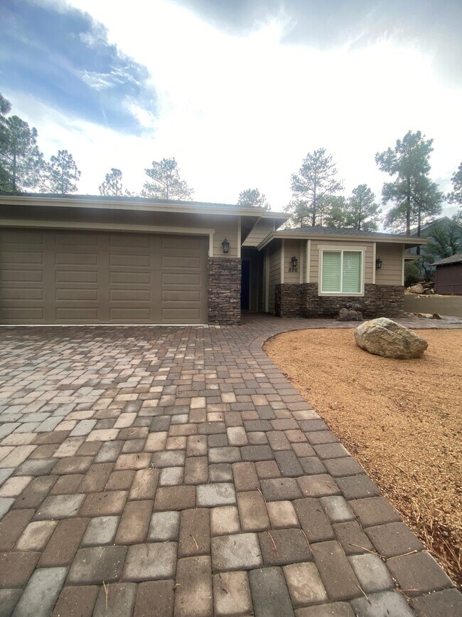 Foto del edificio - 826 Hemlock Ave