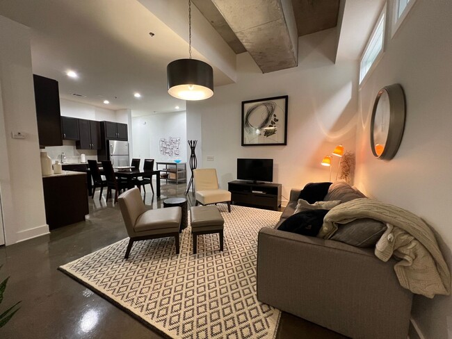 Foto del edificio - SLEEK 2 bedroom 2 bath West End Condo