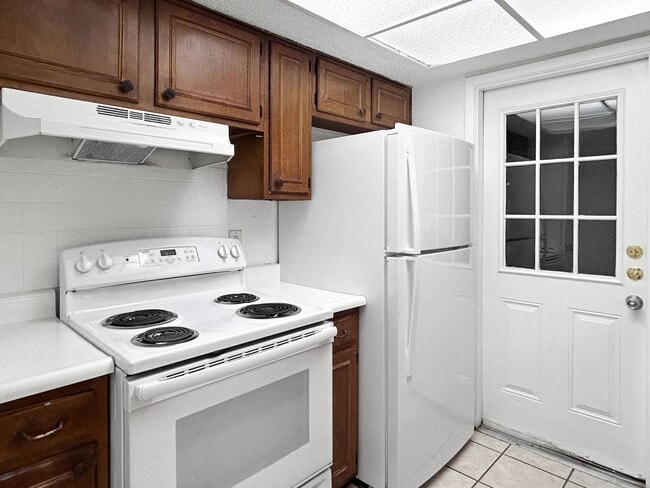 Foto del edificio - Corner-lot Home / 1.5 Bathroom Home