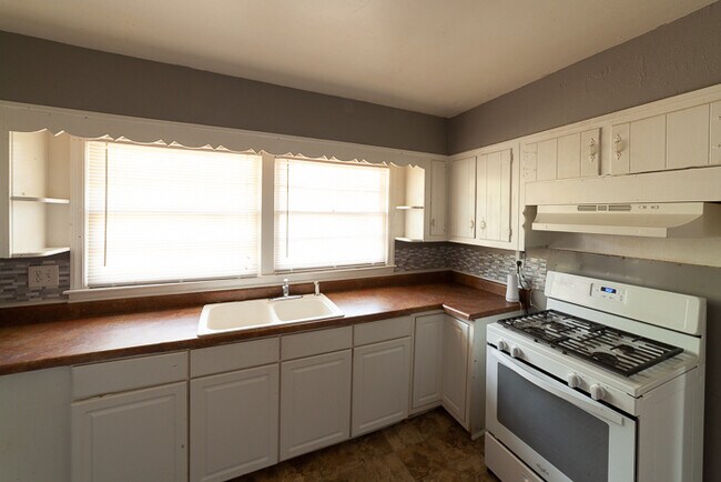 Building Photo - 2868 Monterey Dr