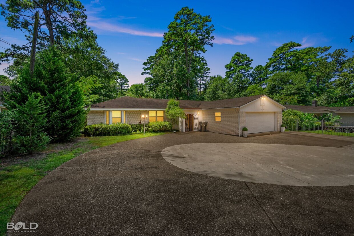 Primary Photo - 3 BEDROOM 3 BATH W/ STUDIO APARTMENT