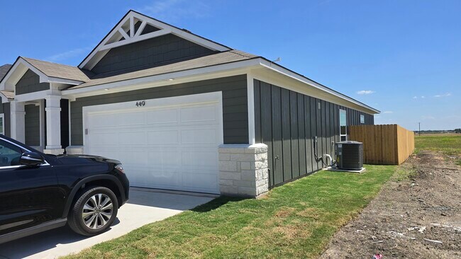 Foto del edificio - 449 Pipe Creek Dr