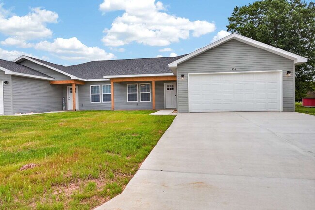 Foto del edificio - BRAND-NEW 4BR/2BA Duplex/Patio home with Garage - Available Now near Hollister, Schools