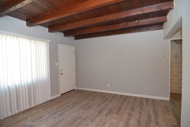 Building Photo - Remodeled 1 Bedroom 1 Bath Duplex! Central...