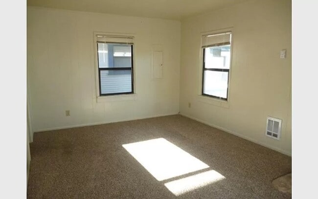 Building Photo - 1750 Maple St