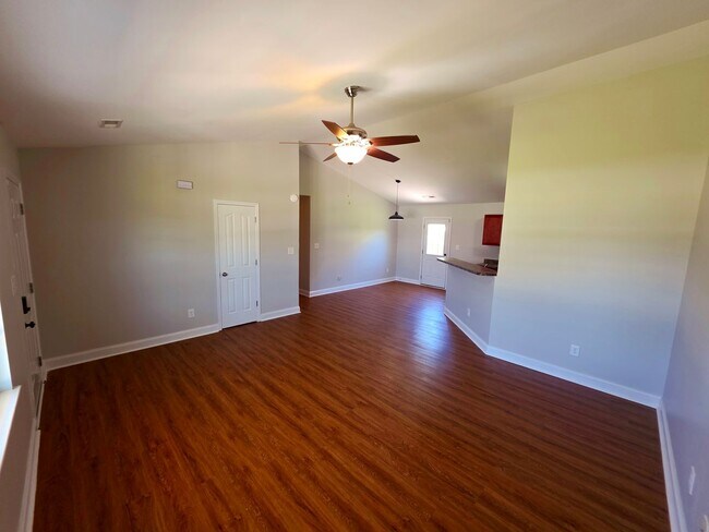 Foto del edificio - 3 BR, 2 BA home available in Hubert