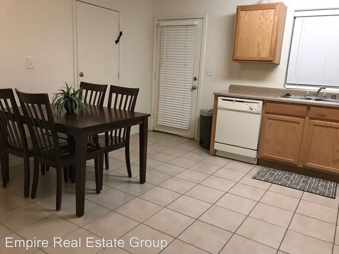 Primary Photo - 2106-2118 E Arbors Ave