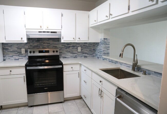 Foto del edificio - 4570 Lucerne Lakes Blvd E
