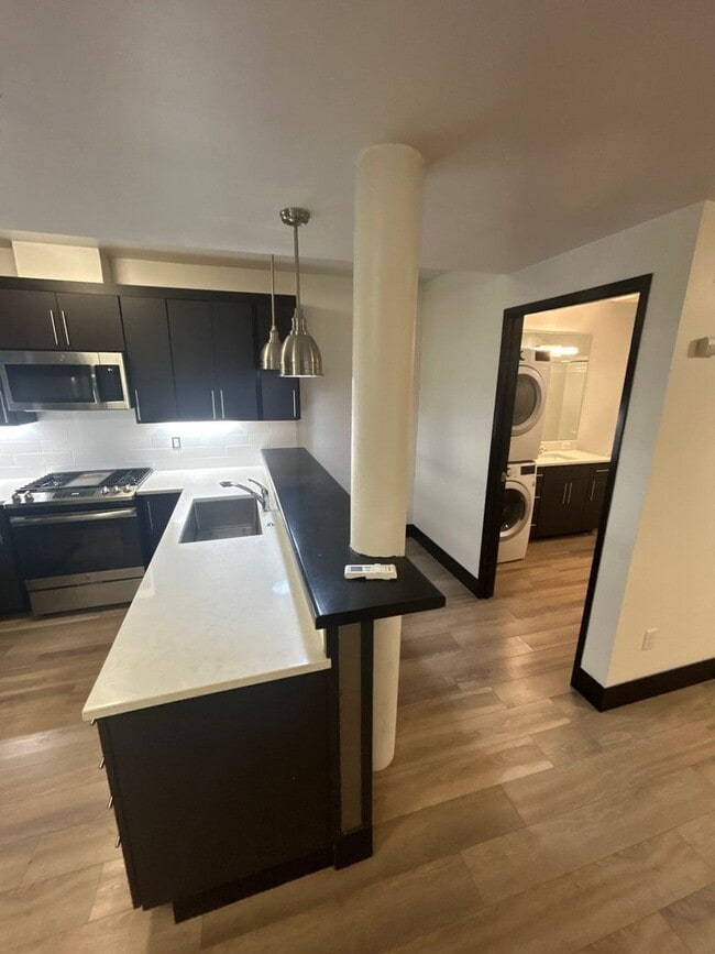 Building Photo - 160 Liberty St NE