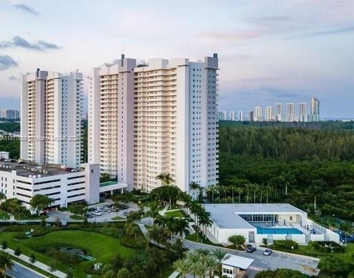 Foto del edificio - 14951 Royal Oaks Ln