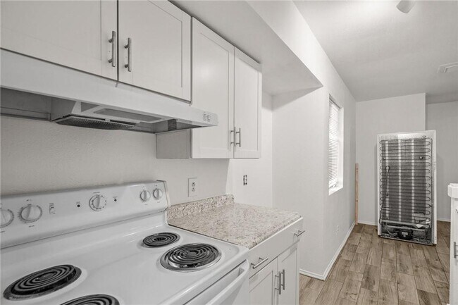 Building Photo - 6803 Woodhue Dr
