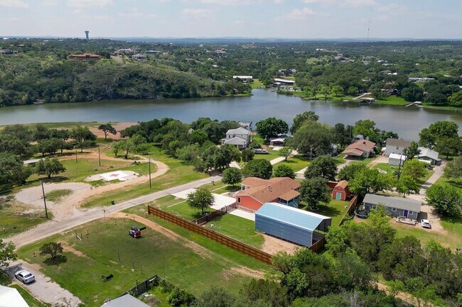 Foto del edificio - 826 Sandy Mountain Dr